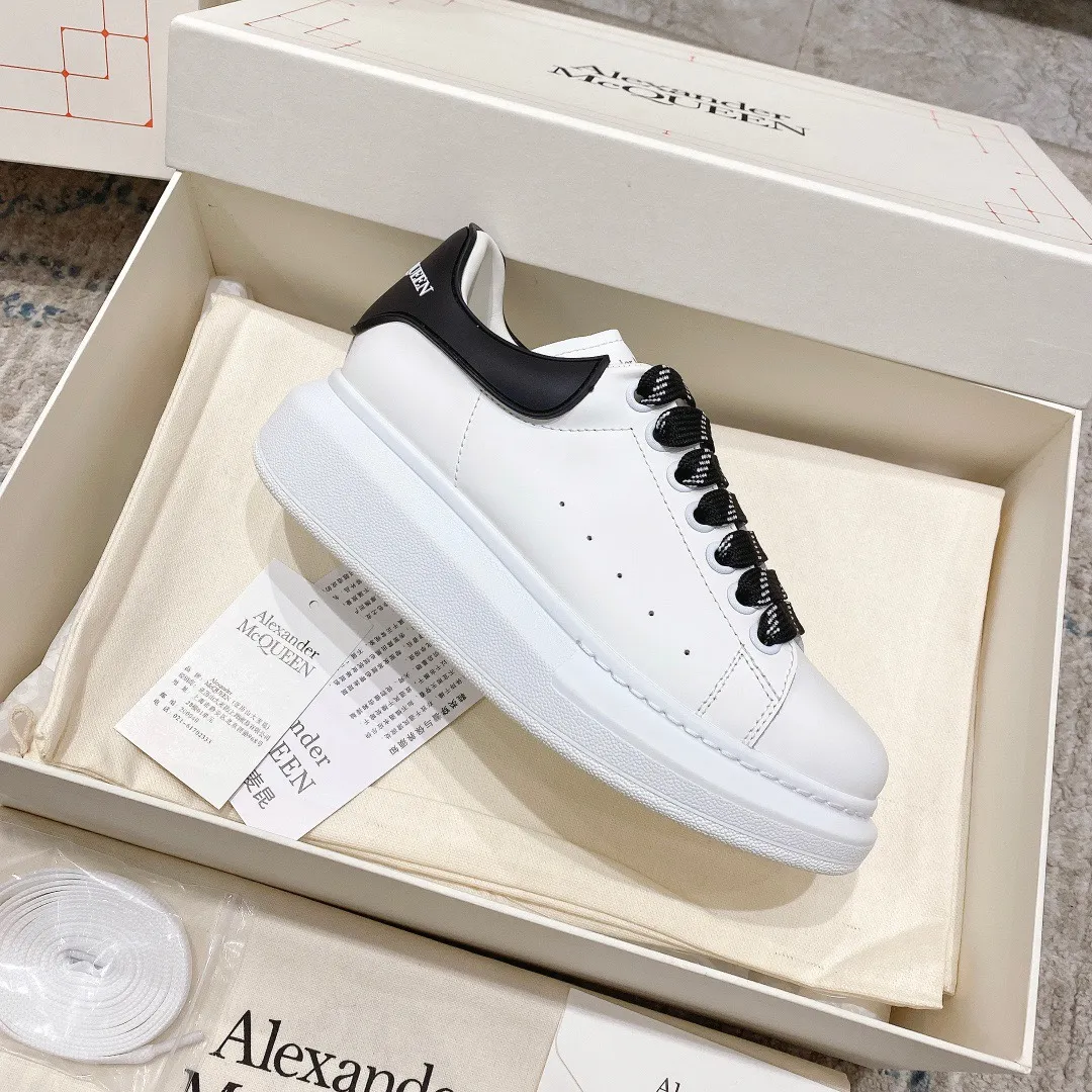 👟👟Ex-factory price 480👟👟 Women's shoes, women's clothing, new upgraded version, cost-effective Alexander Mcque*n Alexander McQueen classic white shoe series, all series upgraded, all lasted and adjusted to the original latest lasts, customized original glossy silk cowhide, original cowhide lining, original process color-sprayed buttonholes, no cracking or peeling paint The two raised bumps on the feet have also been restored to the original, and the outsole mold has been reopened. The material and color are completely consistent with the original. The original is made with full nail technology, and the latest uppercase and lowercase stitching font details. The original 👟👟factory price U+T👟👟factory price U vacuum